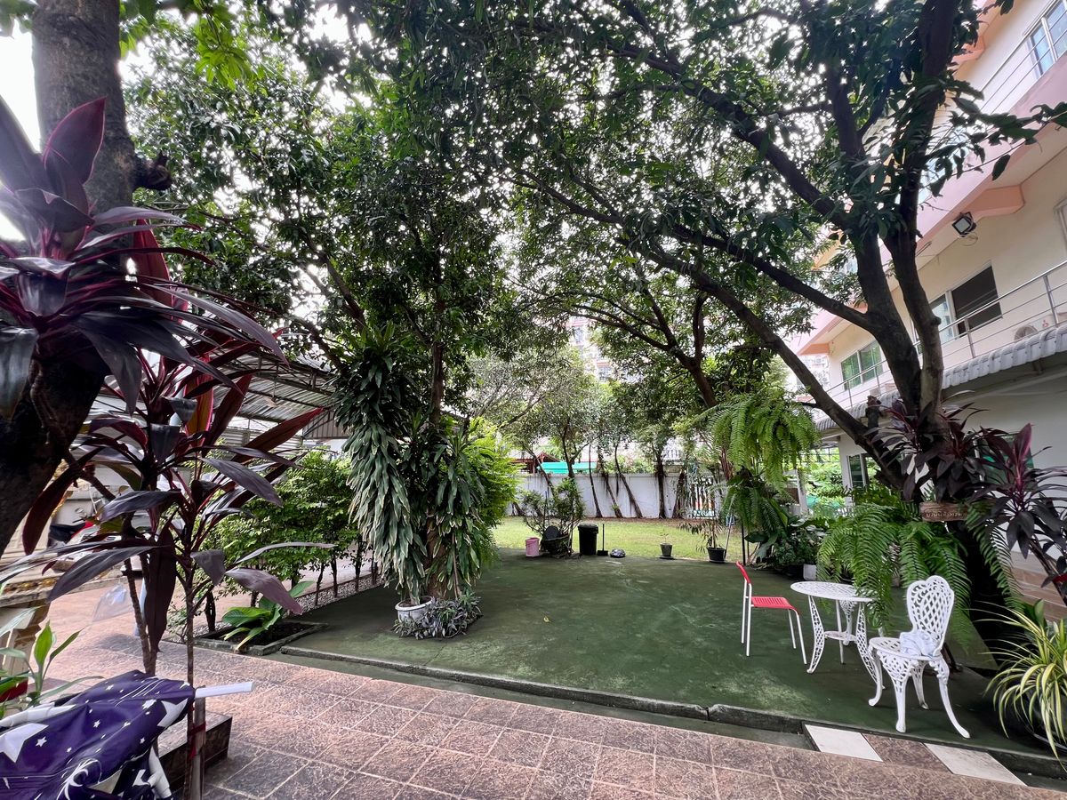 ขายบ้านเกษตร นวมินทร์ ลาดปลาเค้า : ขายบ้านเดี่ยว 3 ชั้น ทำเลทองสุคนธสวัสดิ์ พร้อมพื้นที่สวนขนาดใหญ่ เหมาะสำหรับครอบครัวใหญ่ ใกล้โรงเรียนสตรีวิทยา 2 และสิ่งอำนวยความสะดวกครบครัน