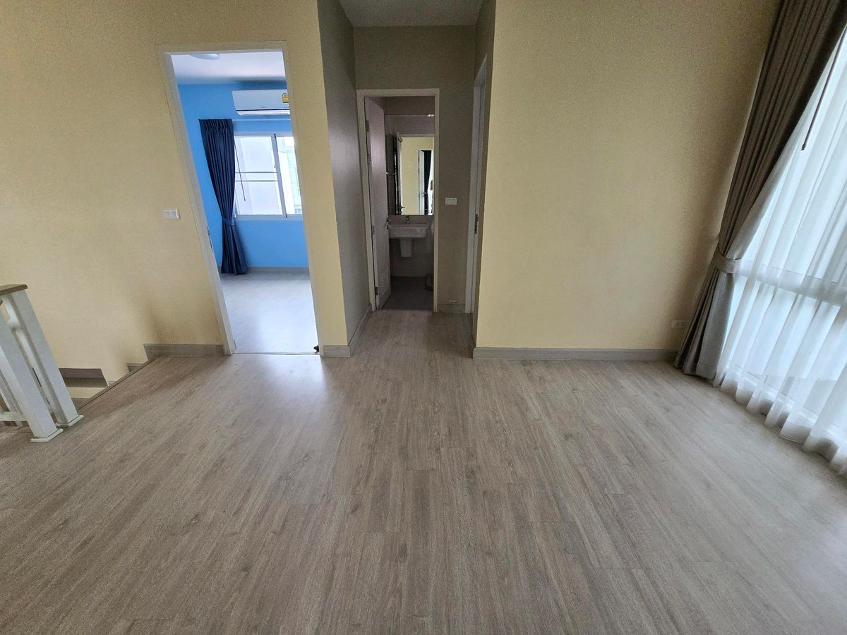 For RentHousePhutthamonthon, Salaya : Twin house, detached house (behind the corner), 4 bedrooms, 3 bathrooms, safe village, there are 24 hours of security. The house is not deep.