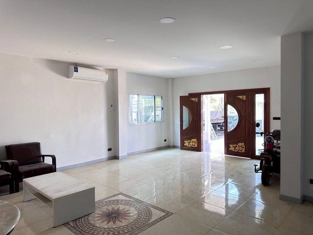 ให้เช่าโกดังสมุทรปราการ สำโรง : ให้เช่า และขาย โกดัง ออฟฟิศ พร้อมที่พักอาศัย บ้านที่ 99/999 บางพลี สมุทรปราการ ใกล้ สนามบินสุวรรณภูมิ นิคมอุตสาหกรรม บางนา-ตราด และทางด่วนชลบุรี รองรับทุกการเติบโตทางธุรกิจ บนทำเลแห่งอนาคต 