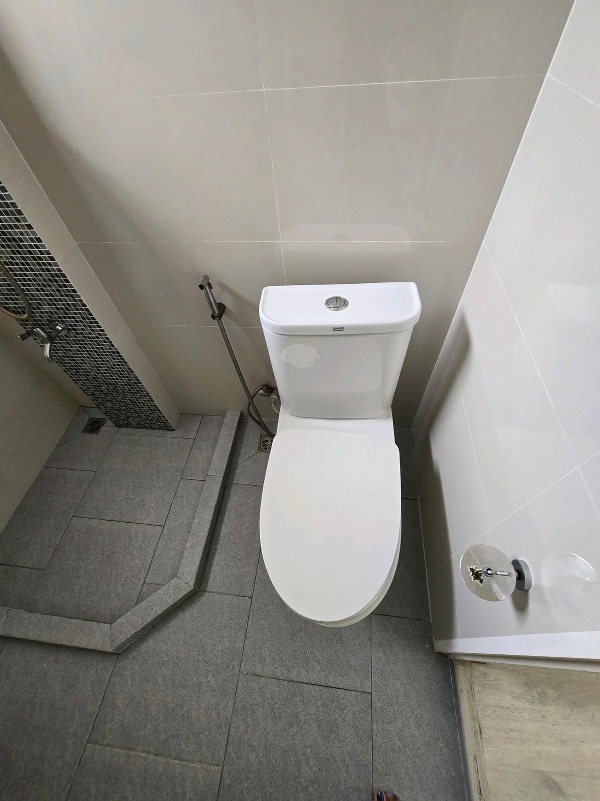 For RentHousePhutthamonthon, Salaya : Twin house, detached house (behind the corner), 4 bedrooms, 3 bathrooms, safe village, there are 24 hours of security. The house is not deep.