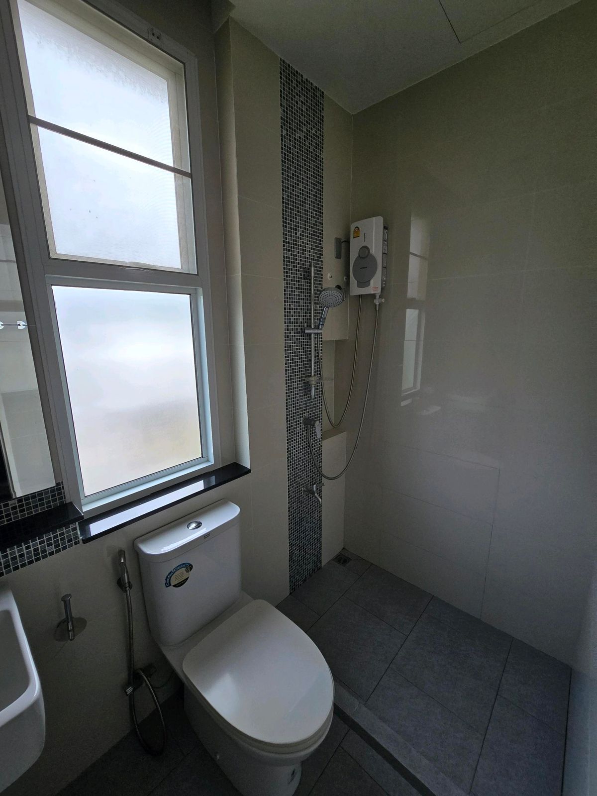 For RentHousePhutthamonthon, Salaya : Twin house, detached house (behind the corner), 4 bedrooms, 3 bathrooms, safe village, there are 24 hours of security. The house is not deep.