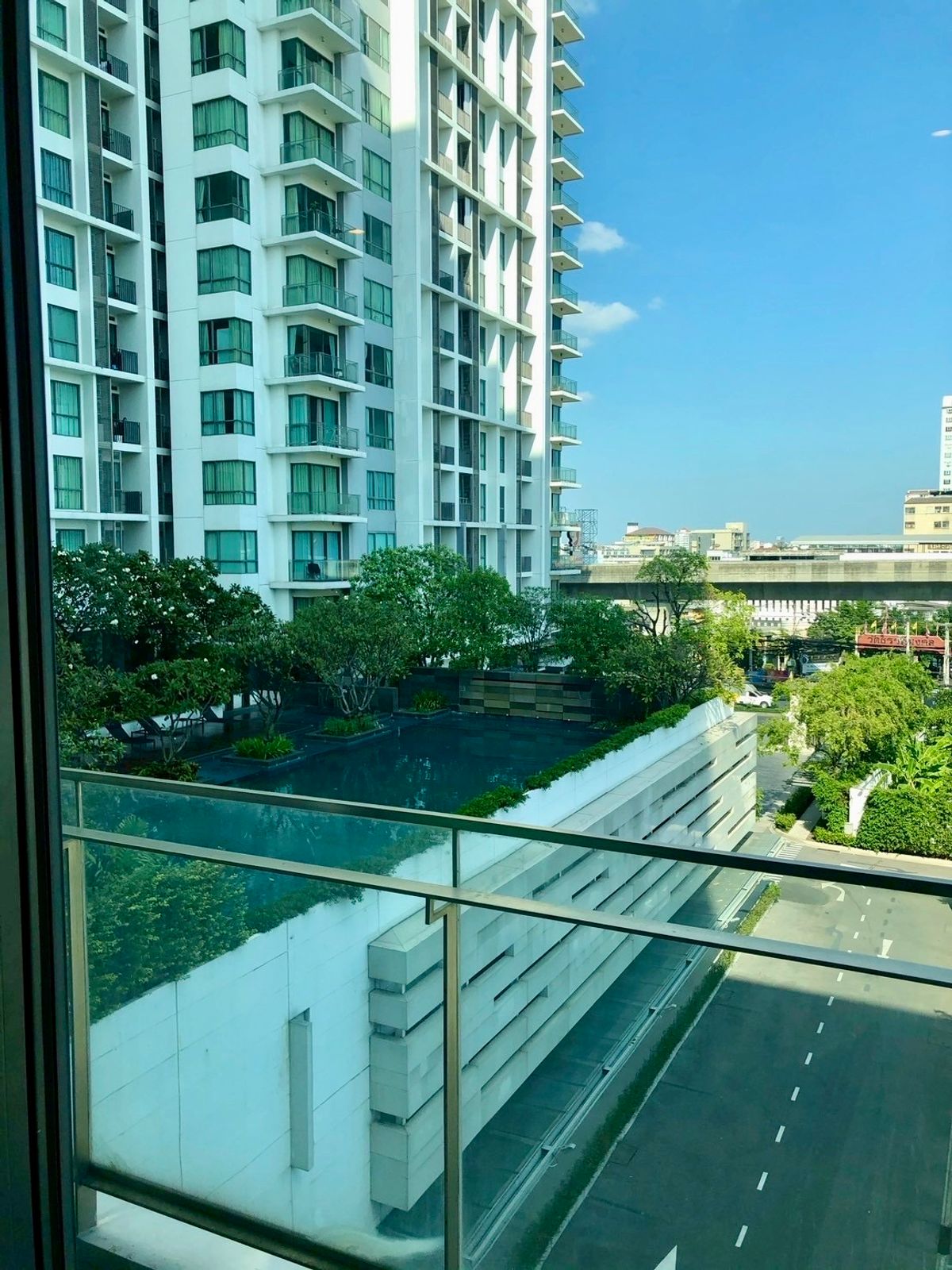 For RentCondoOnnut, Udomsuk : 🔥 For Rent the Room Sukhumvit 62 (Swimming Pool view room) next to BTS Punnawithi 0 meters.