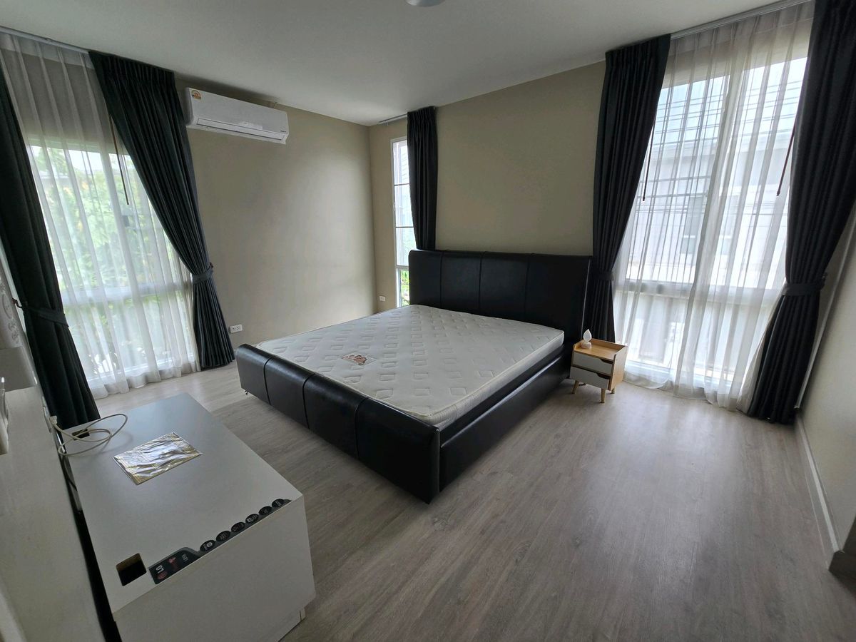 For RentHousePhutthamonthon, Salaya : Twin house, detached house (behind the corner), 4 bedrooms, 3 bathrooms, safe village, there are 24 hours of security. The house is not deep.