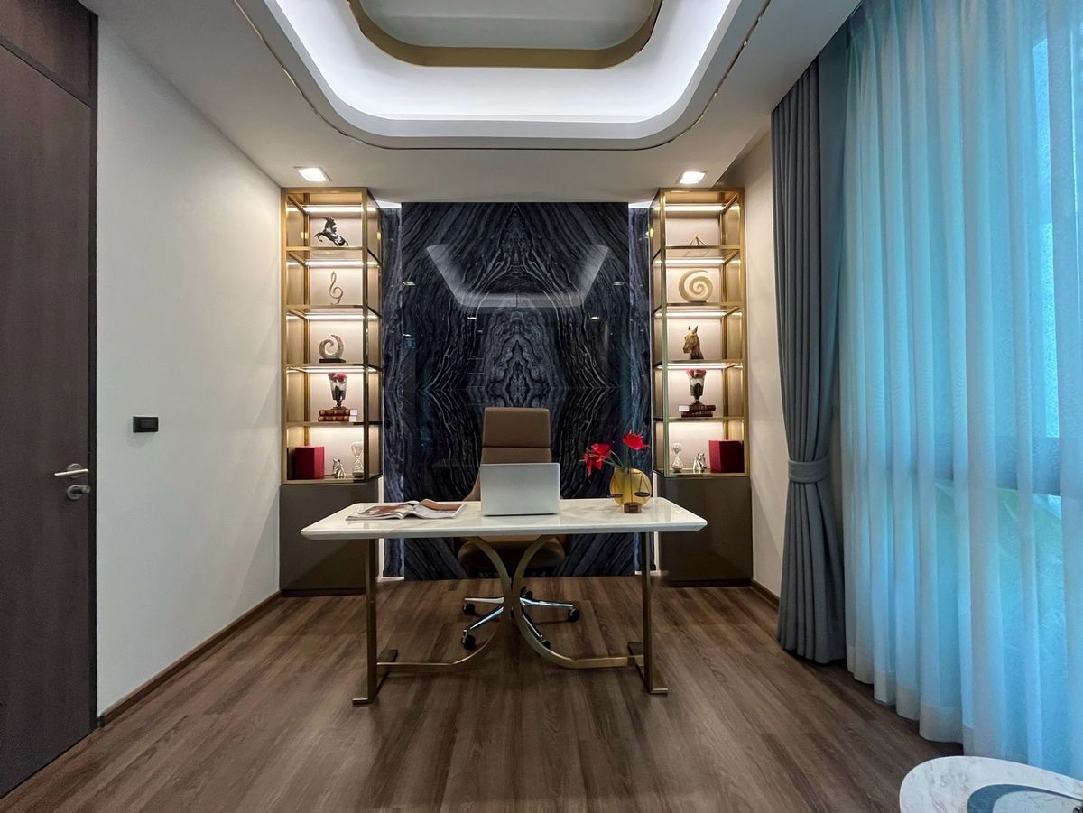 For SaleHome OfficeRamkhamhaeng, Hua Mak : 5 -storey home office for sale with private elevators in Ramkhamhaeng area with 6 parking spaces. Very good location, near Thonglor International School, Ekkamai, Golf Course, Sports Investment Camp today. Worth the long -term. Will buy and rent Or is it 