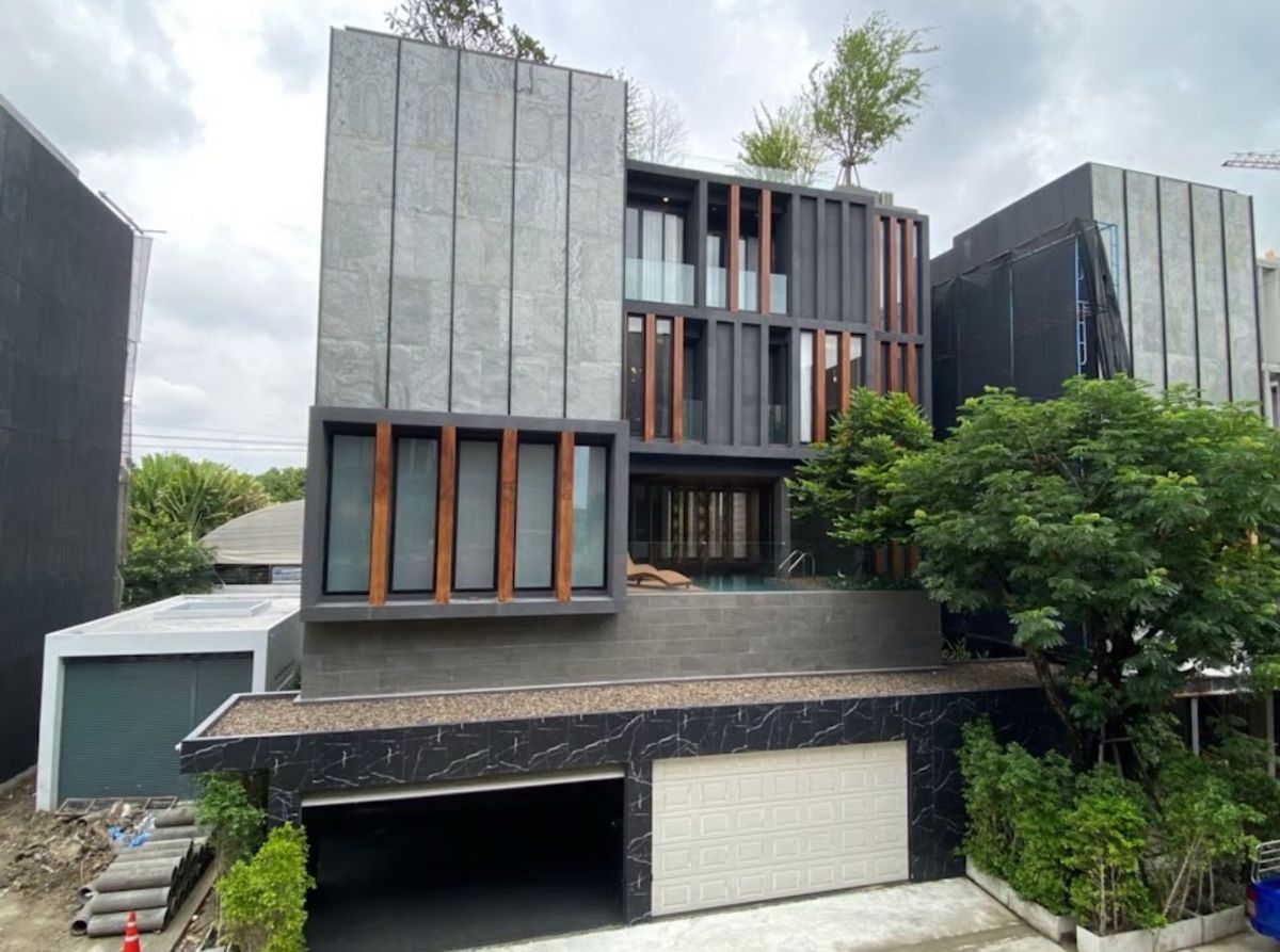 For SaleHouseLadkrabang, Suwannaphum Airport : 📢 Exclusive Opportunity! Brand-New Luxury Home at Srinakarin with Private Pool & In-House Lift Enjoy seamless connectivity to major roads and expressways, surrounded by vibrant lifestyle hubs and comprehensive amenities.