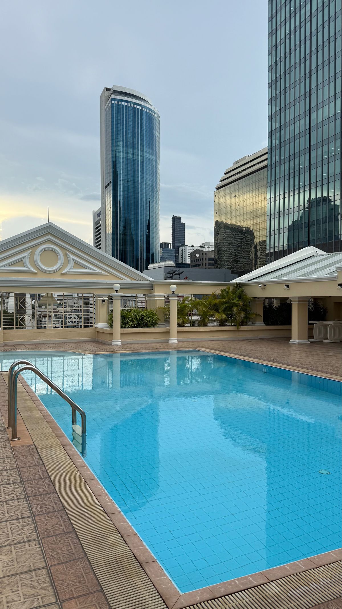 ขายคอนโดสีลม ศาลาแดง บางรัก : ขายคอนโด ติดโรงเรียนเซนโยเซฟ ติด BTS ศาลาแดง