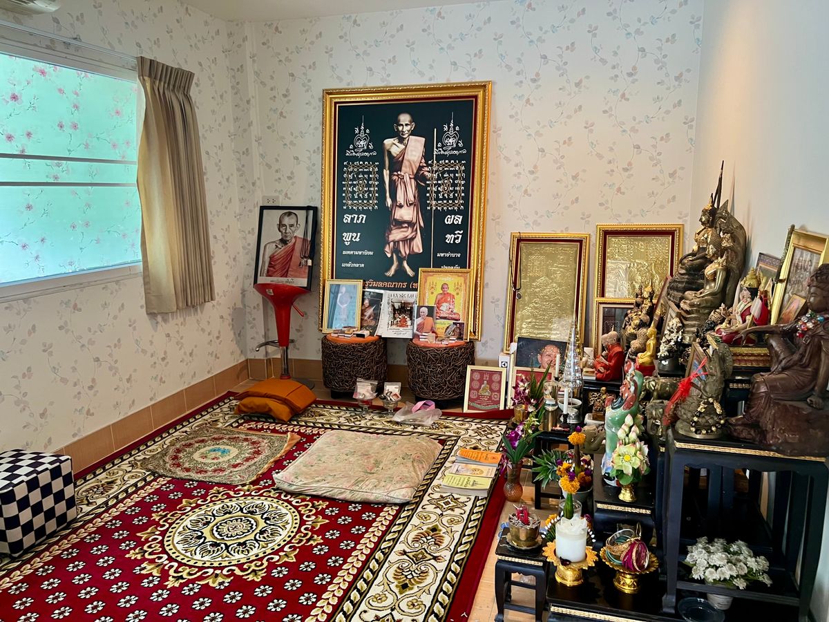 ขายบ้านเกษตร นวมินทร์ ลาดปลาเค้า : ขายบ้านเดี่ยว 3 ชั้น ทำเลทองสุคนธสวัสดิ์ พร้อมพื้นที่สวนขนาดใหญ่ เหมาะสำหรับครอบครัวใหญ่ ใกล้โรงเรียนสตรีวิทยา 2 และสิ่งอำนวยความสะดวกครบครัน