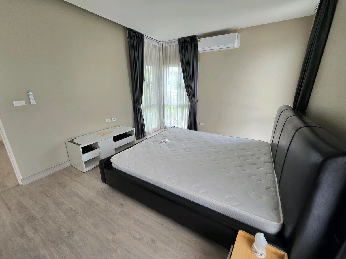 For RentHousePhutthamonthon, Salaya : Twin house, detached house (behind the corner), 4 bedrooms, 3 bathrooms, safe village, there are 24 hours of security. The house is not deep.