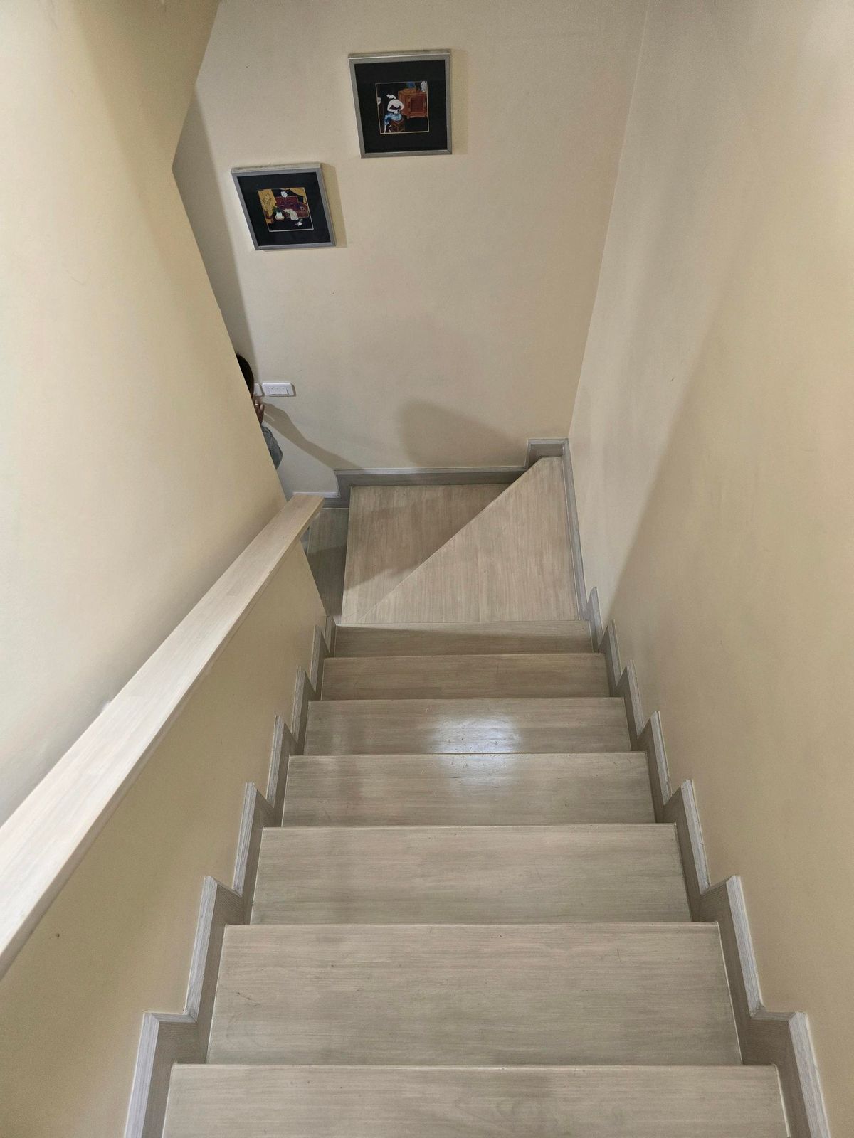 For RentHousePhutthamonthon, Salaya : Twin house, detached house (behind the corner), 4 bedrooms, 3 bathrooms, safe village, there are 24 hours of security. The house is not deep.