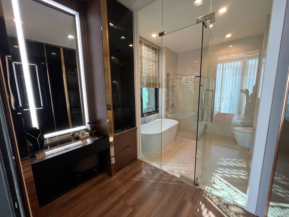 For SaleHome OfficeRamkhamhaeng, Hua Mak : 5 -storey home office for sale with private elevators in Ramkhamhaeng area with 6 parking spaces. Very good location, near Thonglor International School, Ekkamai, Golf Course, Sports Investment Camp today. Worth the long -term. Will buy and rent Or is it 