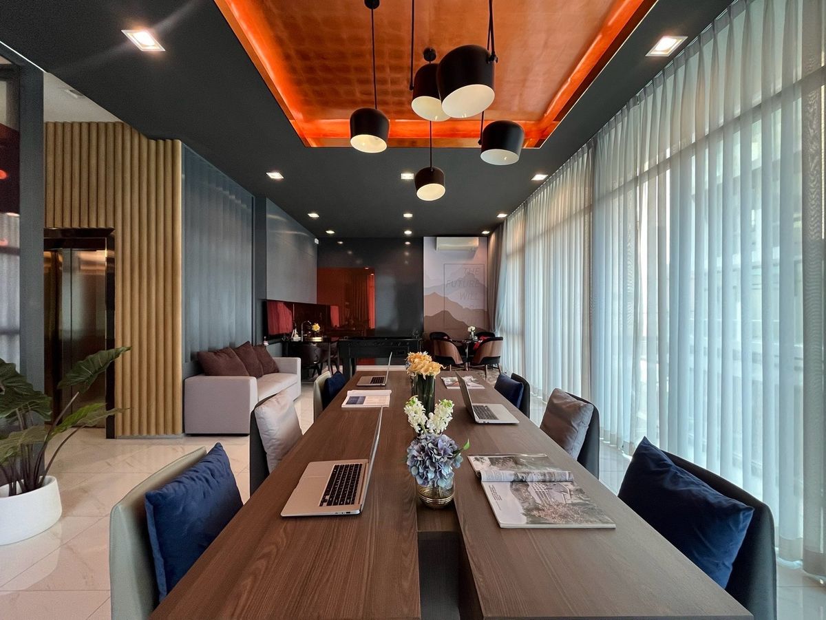 For SaleHome OfficeRamkhamhaeng, Hua Mak : 5 -storey home office for sale with private elevators in Ramkhamhaeng area with 6 parking spaces. Very good location, near Thonglor International School, Ekkamai, Golf Course, Sports Investment Camp today. Worth the long -term. Will buy and rent Or is it 