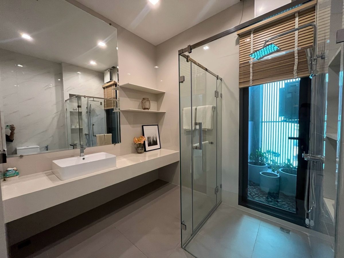 For SaleHome OfficeRamkhamhaeng, Hua Mak : 5 -storey home office for sale with private elevators in Ramkhamhaeng area with 6 parking spaces. Very good location, near Thonglor International School, Ekkamai, Golf Course, Sports Investment Camp today. Worth the long -term. Will buy and rent Or is it 