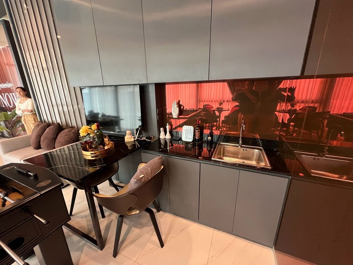 For SaleHome OfficeRamkhamhaeng, Hua Mak : 5 -storey home office for sale with private elevators in Ramkhamhaeng area with 6 parking spaces. Very good location, near Thonglor International School, Ekkamai, Golf Course, Sports Investment Camp today. Worth the long -term. Will buy and rent Or is it 