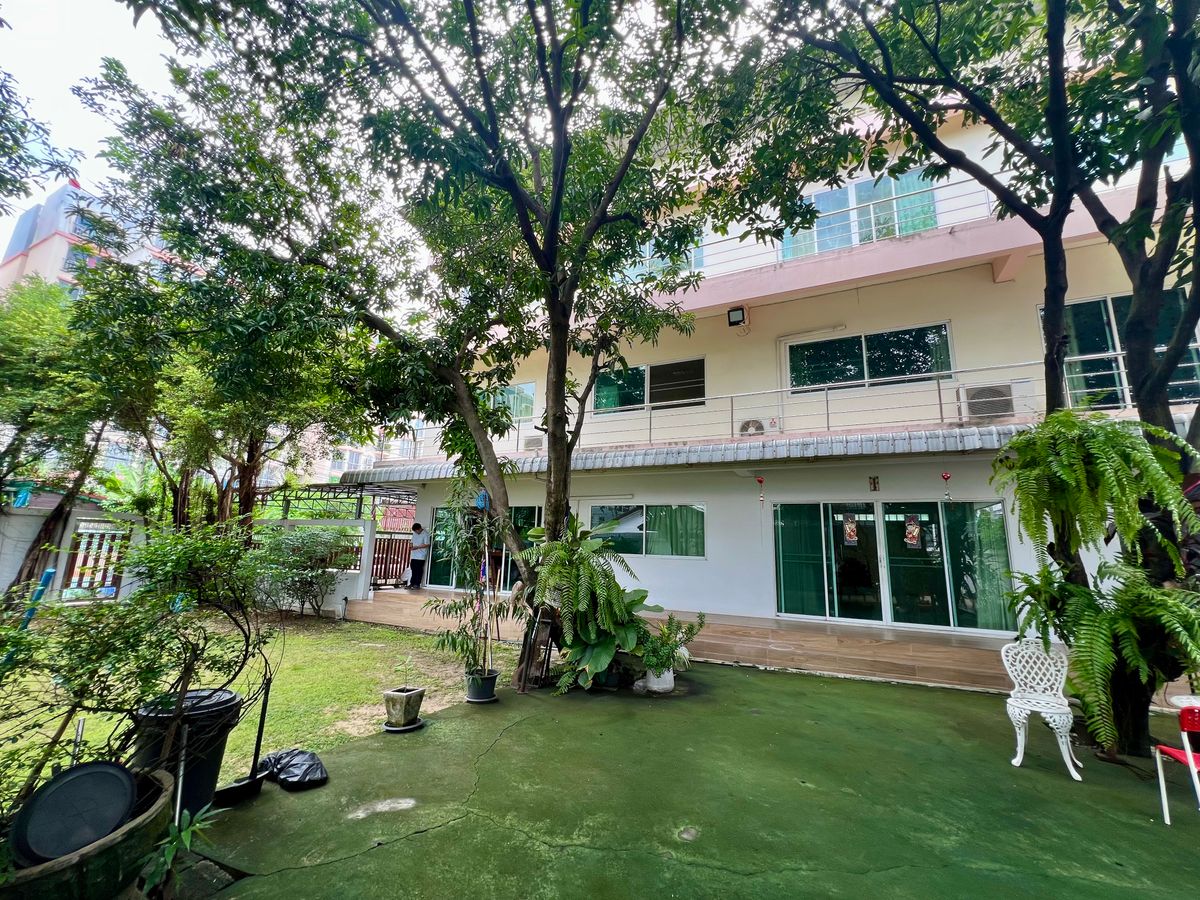 ขายบ้านเกษตร นวมินทร์ ลาดปลาเค้า : ขายบ้านเดี่ยว 3 ชั้น ทำเลทองสุคนธสวัสดิ์ พร้อมพื้นที่สวนขนาดใหญ่ เหมาะสำหรับครอบครัวใหญ่ ใกล้โรงเรียนสตรีวิทยา 2 และสิ่งอำนวยความสะดวกครบครัน