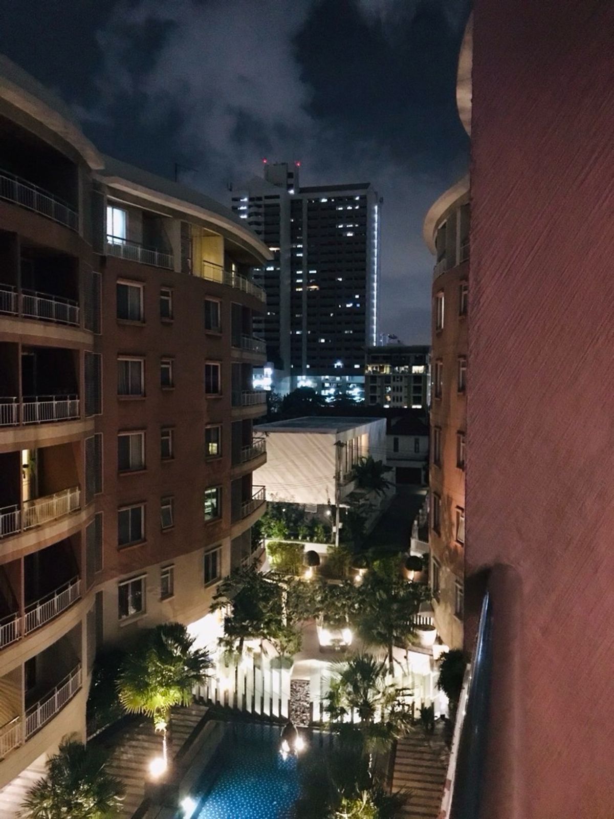 ขายคอนโดสุขุมวิท อโศก ทองหล่อ : ด่วนขายคอนโด 2 ห้องนอน ระเบียงใหญ่ วิวสระ ห้องมุม เงียบสงบเป็นส่วนตัว ยูนิตน้อย