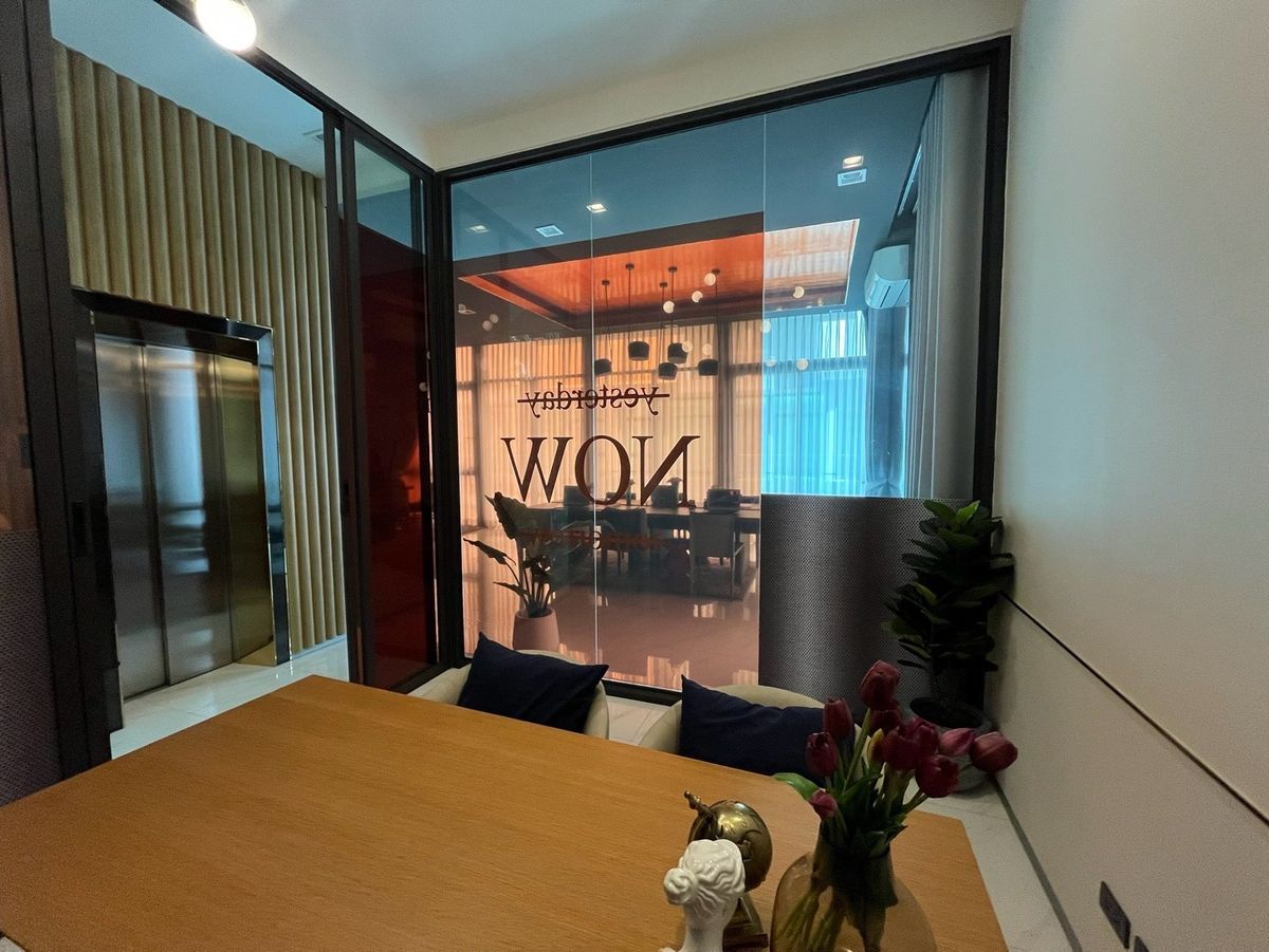 For SaleHome OfficeRamkhamhaeng, Hua Mak : 5 -storey home office for sale with private elevators in Ramkhamhaeng area with 6 parking spaces. Very good location, near Thonglor International School, Ekkamai, Golf Course, Sports Investment Camp today. Worth the long -term. Will buy and rent Or is it 