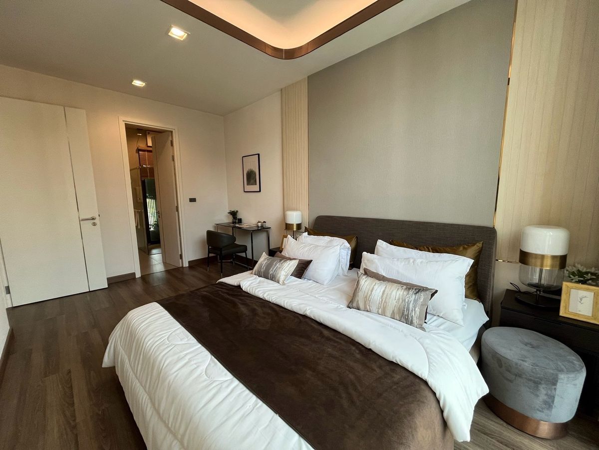 For SaleHome OfficeRamkhamhaeng, Hua Mak : 5 -storey home office for sale with private elevators in Ramkhamhaeng area with 6 parking spaces. Very good location, near Thonglor International School, Ekkamai, Golf Course, Sports Investment Camp today. Worth the long -term. Will buy and rent Or is it 