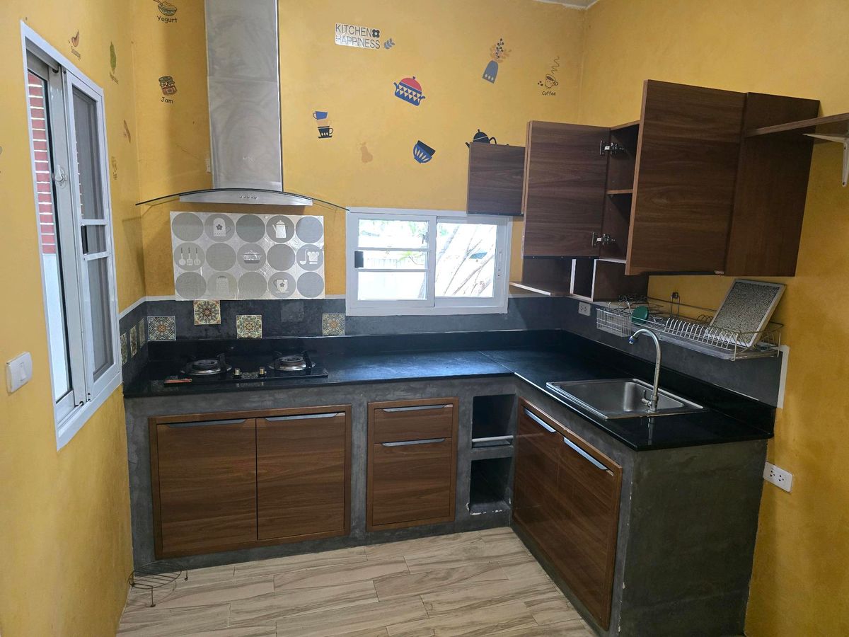 For RentHousePhutthamonthon, Salaya : Twin house, detached house (behind the corner), 4 bedrooms, 3 bathrooms, safe village, there are 24 hours of security. The house is not deep.