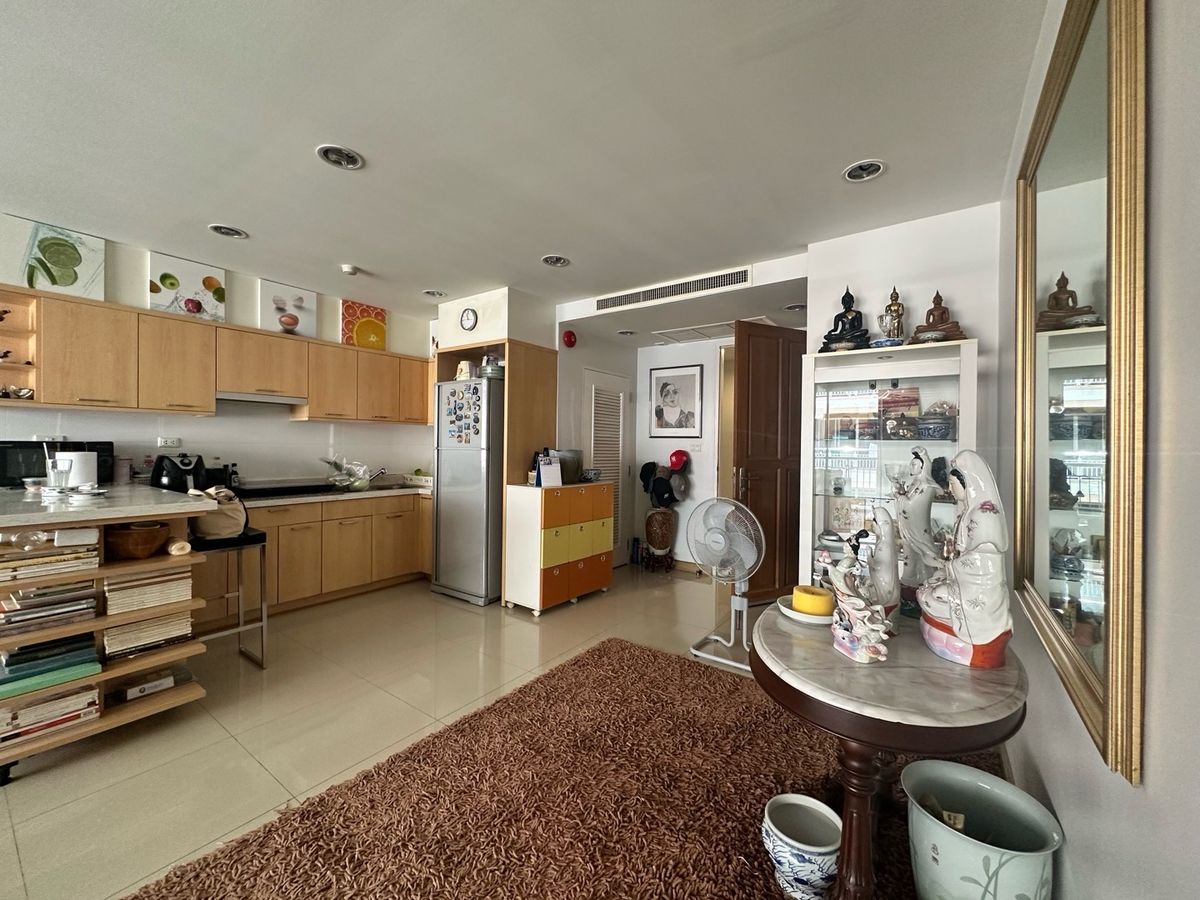 ขายคอนโดสุขุมวิท อโศก ทองหล่อ : ด่วนขายคอนโด 2 ห้องนอน ระเบียงใหญ่ วิวสระ ห้องมุม เงียบสงบเป็นส่วนตัว ยูนิตน้อย