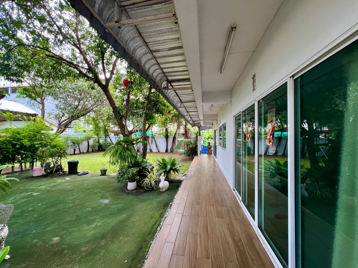 ขายบ้านเกษตร นวมินทร์ ลาดปลาเค้า : ขายบ้านเดี่ยว 3 ชั้น ทำเลทองสุคนธสวัสดิ์ พร้อมพื้นที่สวนขนาดใหญ่ เหมาะสำหรับครอบครัวใหญ่ ใกล้โรงเรียนสตรีวิทยา 2 และสิ่งอำนวยความสะดวกครบครัน