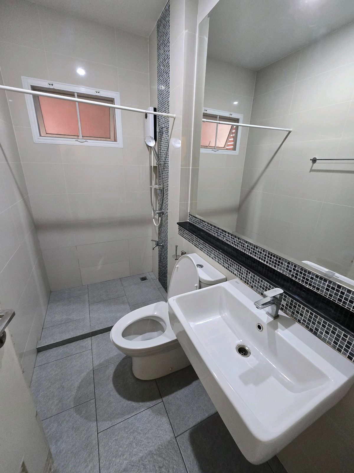 For RentHousePhutthamonthon, Salaya : Twin house, detached house (behind the corner), 4 bedrooms, 3 bathrooms, safe village, there are 24 hours of security. The house is not deep.