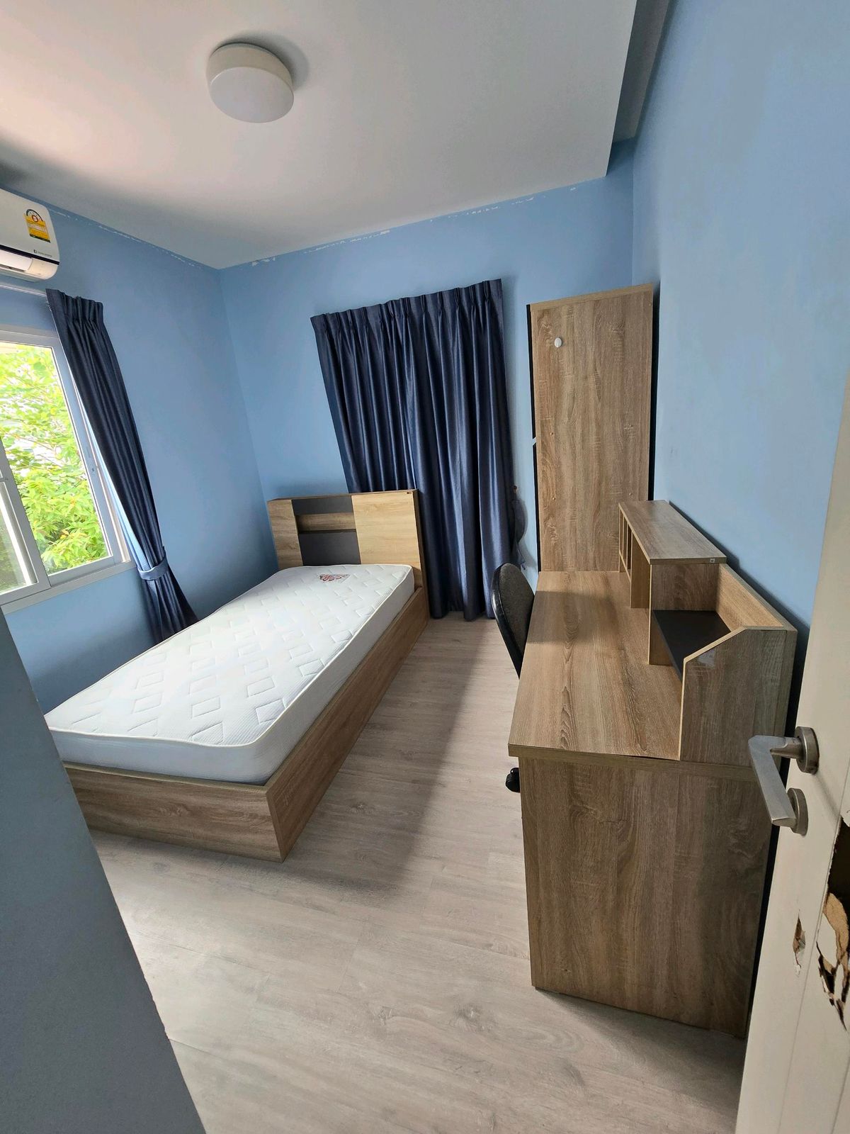 For RentHousePhutthamonthon, Salaya : Twin house, detached house (behind the corner), 4 bedrooms, 3 bathrooms, safe village, there are 24 hours of security. The house is not deep.