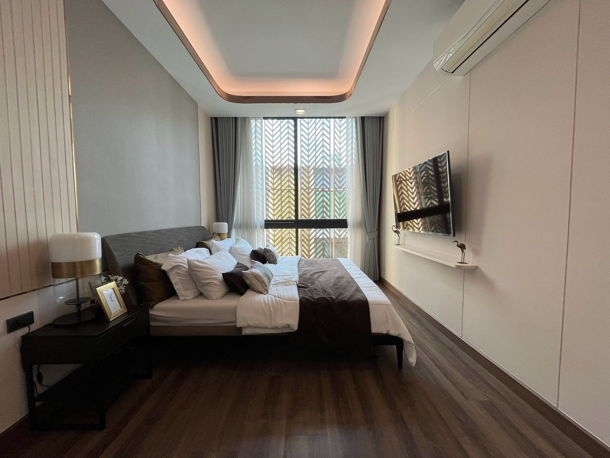 For SaleHome OfficeRamkhamhaeng, Hua Mak : 5 -storey home office for sale with private elevators in Ramkhamhaeng area with 6 parking spaces. Very good location, near Thonglor International School, Ekkamai, Golf Course, Sports Investment Camp today. Worth the long -term. Will buy and rent Or is it 