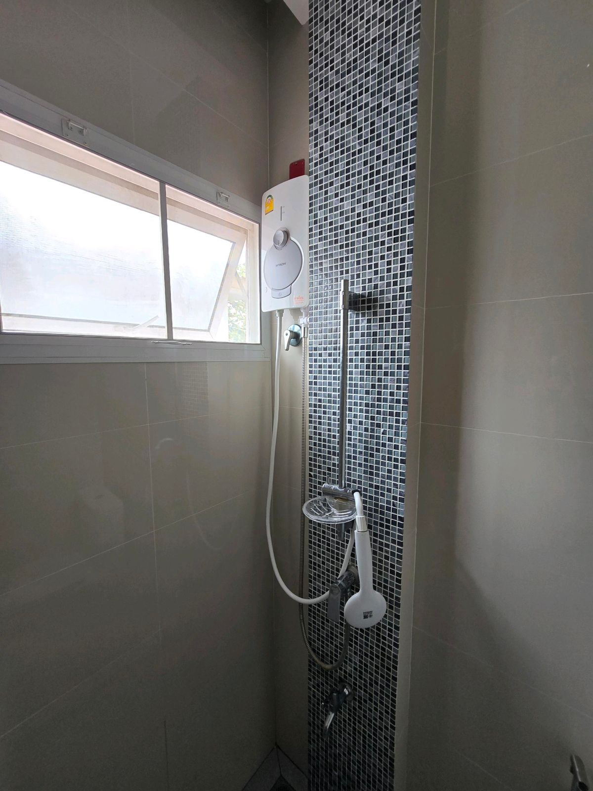 For RentHousePhutthamonthon, Salaya : Twin house, detached house (behind the corner), 4 bedrooms, 3 bathrooms, safe village, there are 24 hours of security. The house is not deep.