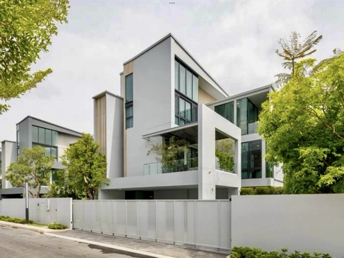 For RentHousePattanakan, Srinakarin : Luxury 3-Storey Detached Home with Private Elevator & Pool for Rent – VIVE New Krungthep Kreetha (Next to Wellington International School)
