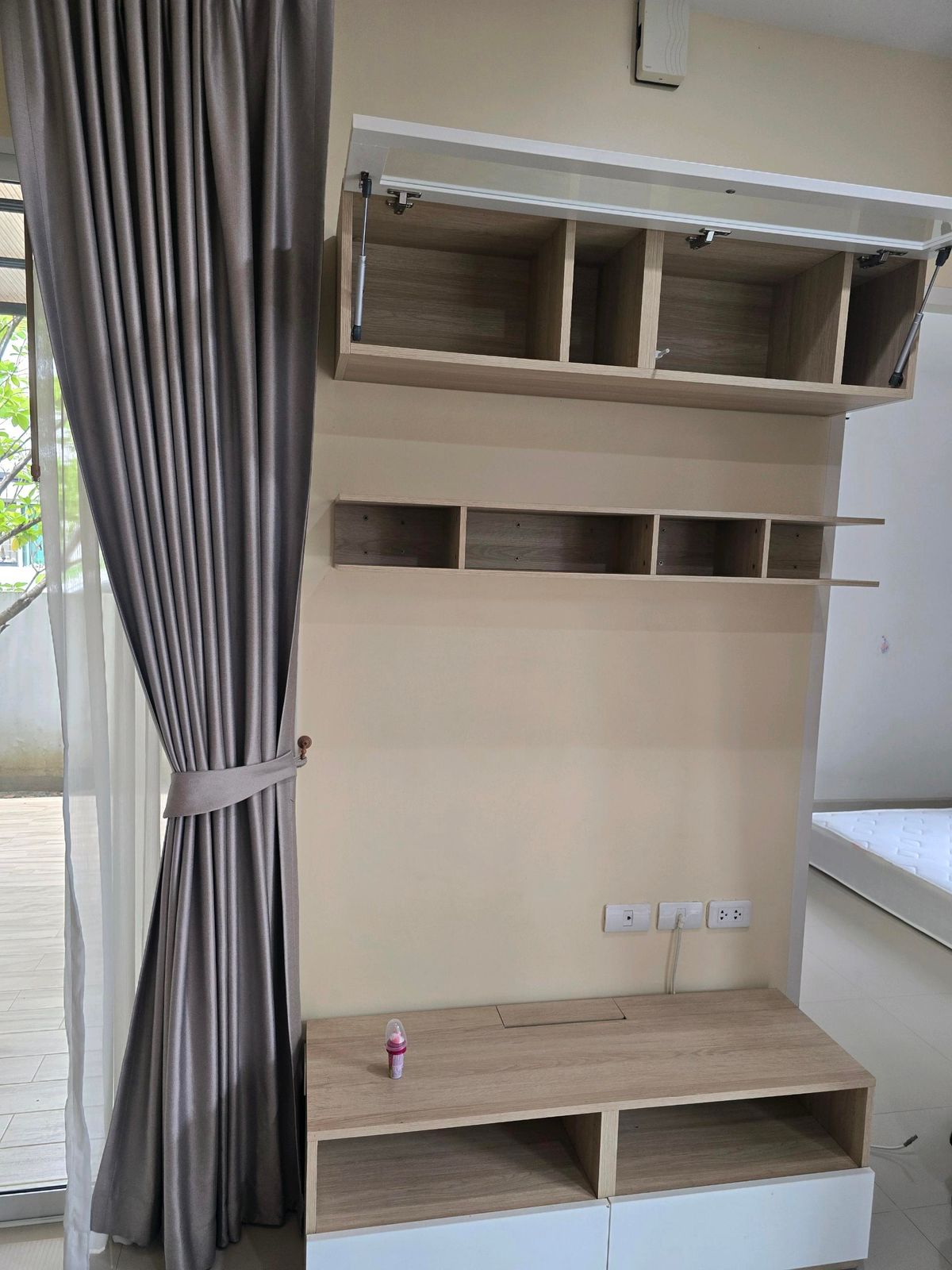 For RentHousePhutthamonthon, Salaya : Twin house, detached house (behind the corner), 4 bedrooms, 3 bathrooms, safe village, there are 24 hours of security. The house is not deep.