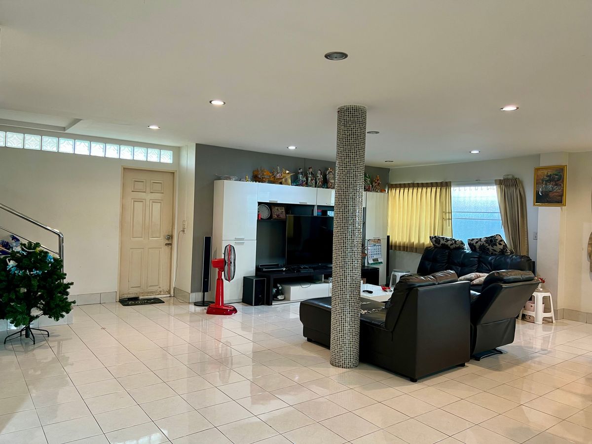 ขายบ้านเกษตร นวมินทร์ ลาดปลาเค้า : ขายบ้านเดี่ยว 3 ชั้น ทำเลทองสุคนธสวัสดิ์ พร้อมพื้นที่สวนขนาดใหญ่ เหมาะสำหรับครอบครัวใหญ่ ใกล้โรงเรียนสตรีวิทยา 2 และสิ่งอำนวยความสะดวกครบครัน