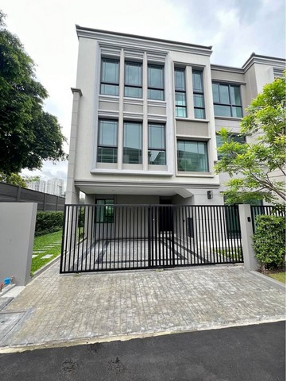 For RentKasetsart, Ratchayothin : HR2874 3 -storey twin house for rent in Classy Classy Ratchayothin, near Major Ratchayothin Suitable for living