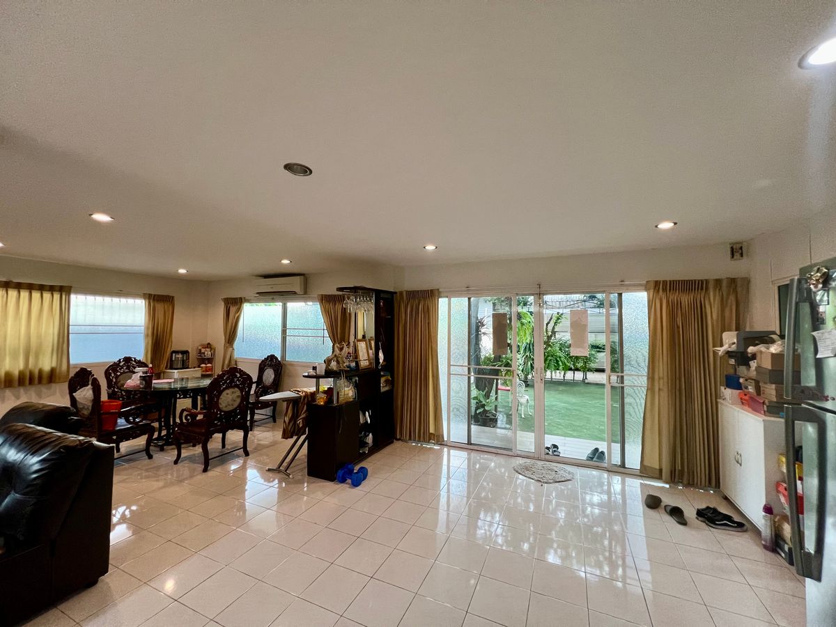 ขายบ้านเกษตร นวมินทร์ ลาดปลาเค้า : ขายบ้านเดี่ยว 3 ชั้น ทำเลทองสุคนธสวัสดิ์ พร้อมพื้นที่สวนขนาดใหญ่ เหมาะสำหรับครอบครัวใหญ่ ใกล้โรงเรียนสตรีวิทยา 2 และสิ่งอำนวยความสะดวกครบครัน