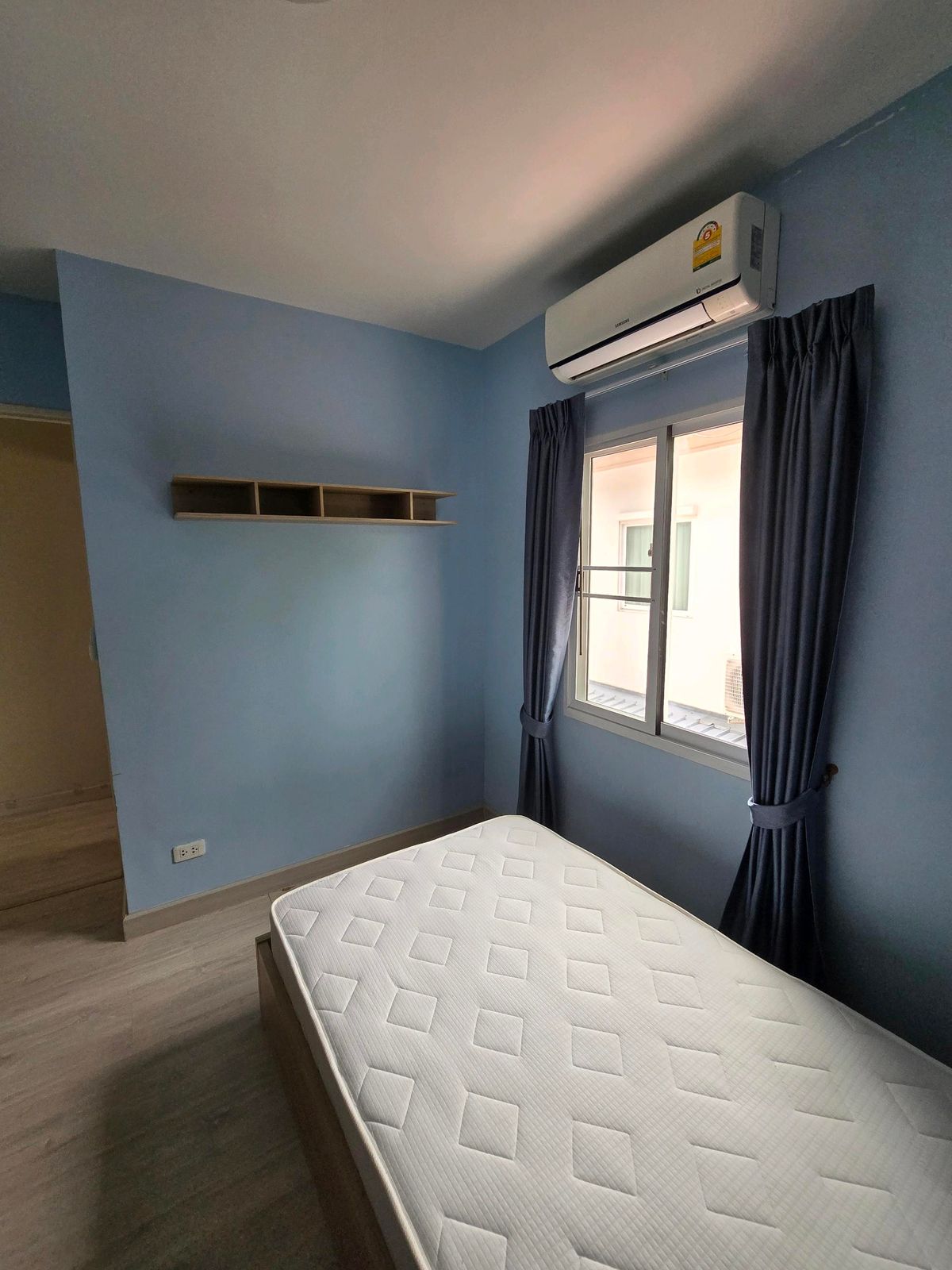 For RentHousePhutthamonthon, Salaya : Twin house, detached house (behind the corner), 4 bedrooms, 3 bathrooms, safe village, there are 24 hours of security. The house is not deep.