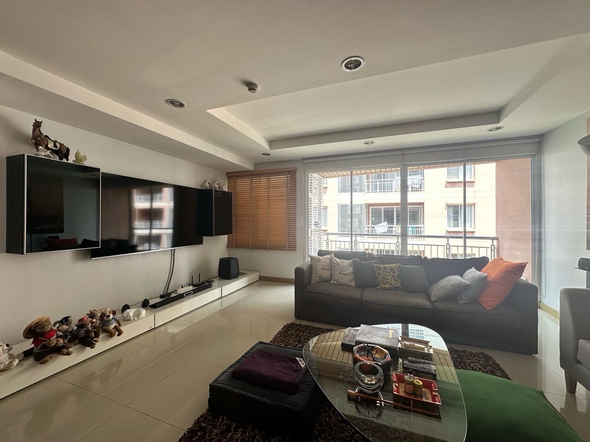 ขายคอนโดสุขุมวิท อโศก ทองหล่อ : ด่วนขายคอนโด 2 ห้องนอน ระเบียงใหญ่ วิวสระ ห้องมุม เงียบสงบเป็นส่วนตัว ยูนิตน้อย