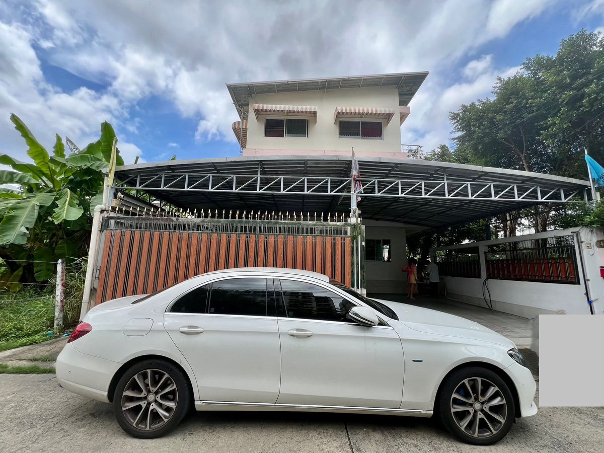 For SaleHouseKaset Nawamin,Ladplakao : For Sale: 3-Storey Detached House on Prime Sukonthasawat Road with Expansive Garden Space – Ideal for Large Families, Close to Satriwitthaya 2 School and All Amenities