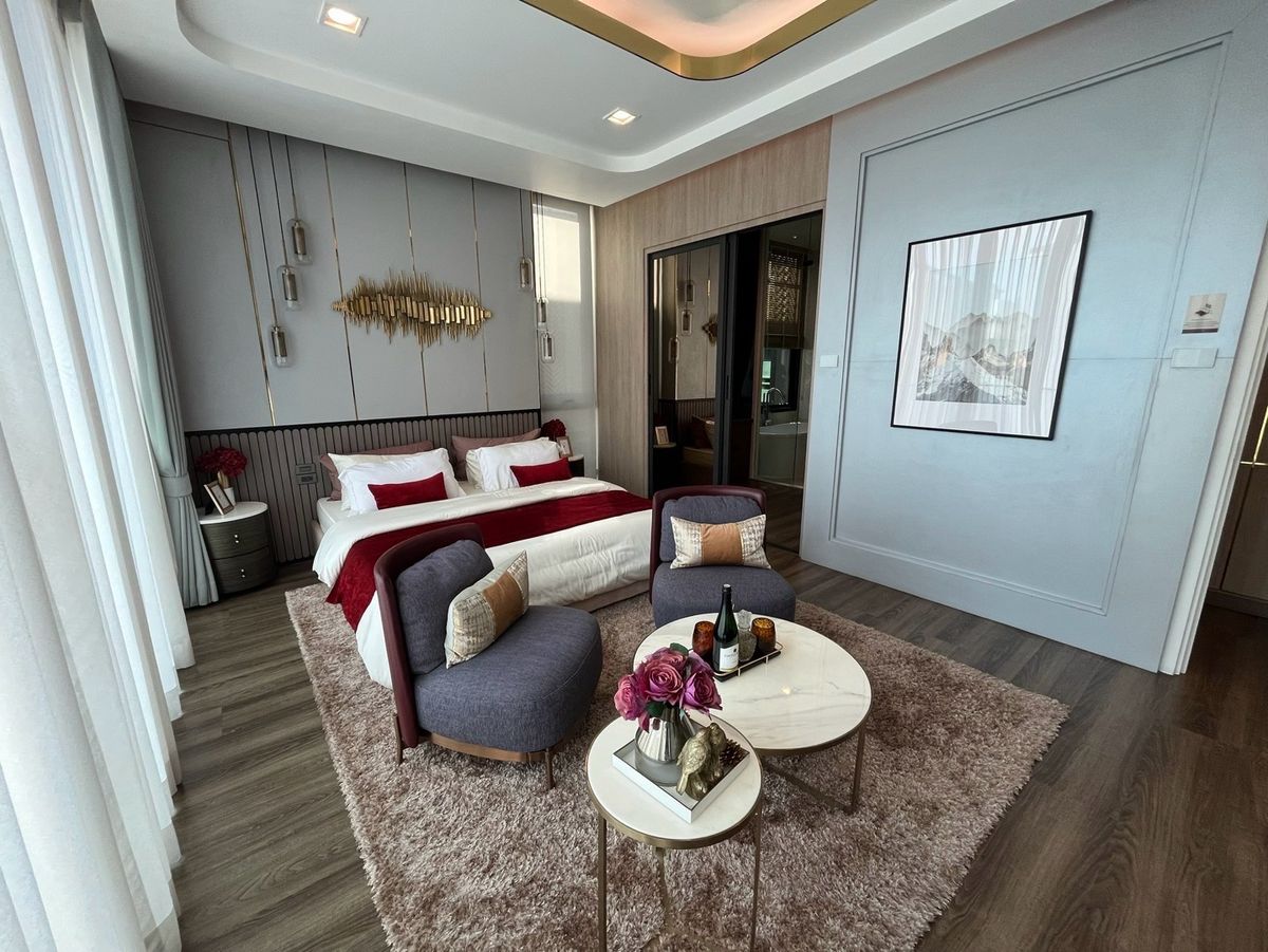 For SaleHome OfficeRamkhamhaeng, Hua Mak : 5 -storey home office for sale with private elevators in Ramkhamhaeng area with 6 parking spaces. Very good location, near Thonglor International School, Ekkamai, Golf Course, Sports Investment Camp today. Worth the long -term. Will buy and rent Or is it 