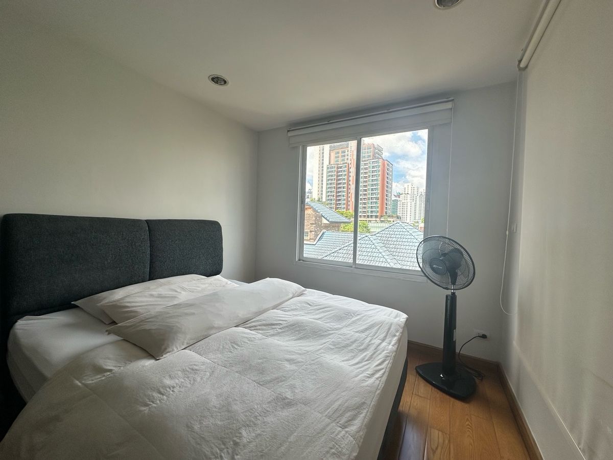 ขายคอนโดสุขุมวิท อโศก ทองหล่อ : ด่วนขายคอนโด 2 ห้องนอน ระเบียงใหญ่ วิวสระ ห้องมุม เงียบสงบเป็นส่วนตัว ยูนิตน้อย