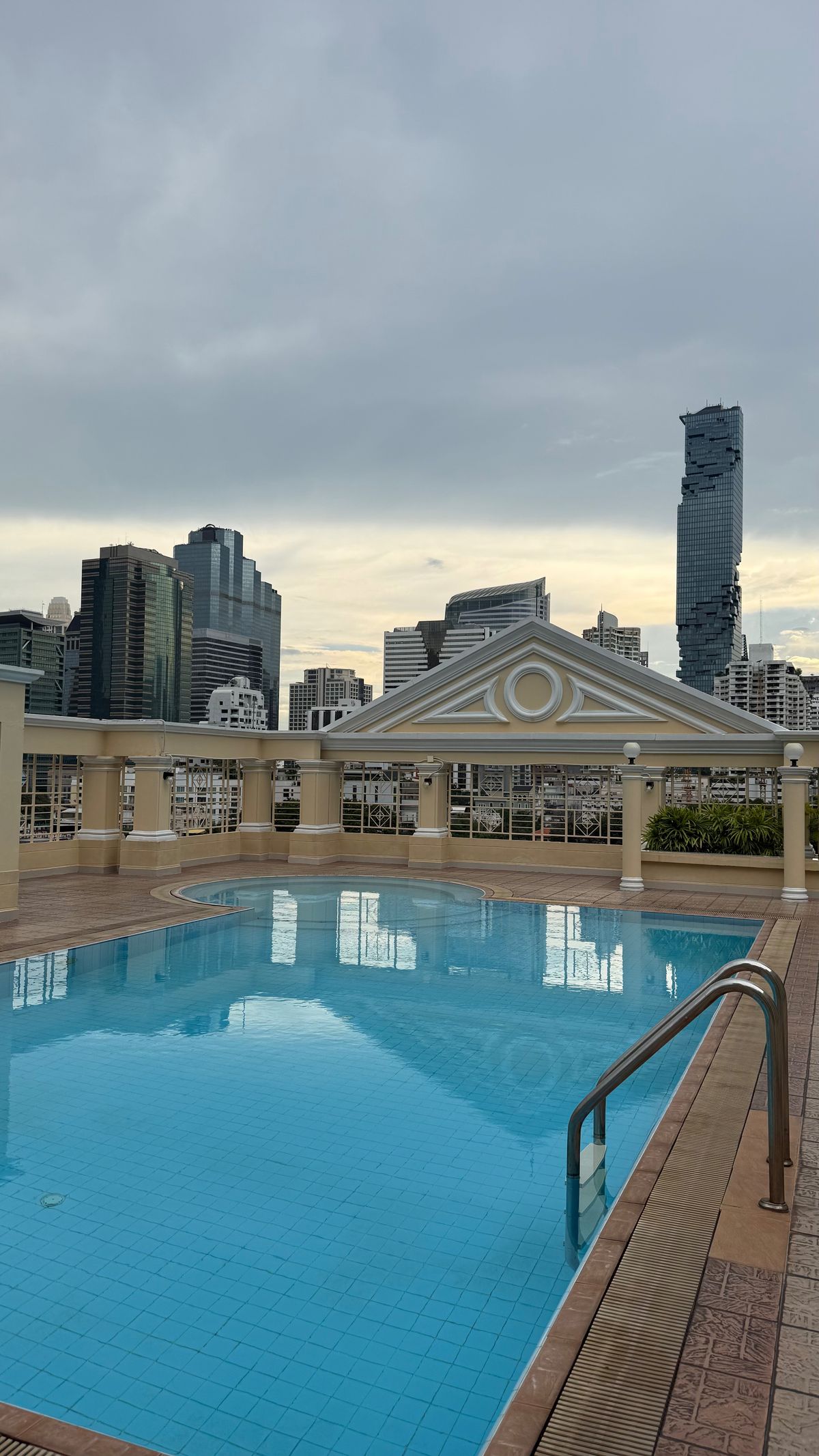 ขายคอนโดสีลม ศาลาแดง บางรัก : ขายคอนโด ติดโรงเรียนเซนโยเซฟ ติด BTS ศาลาแดง