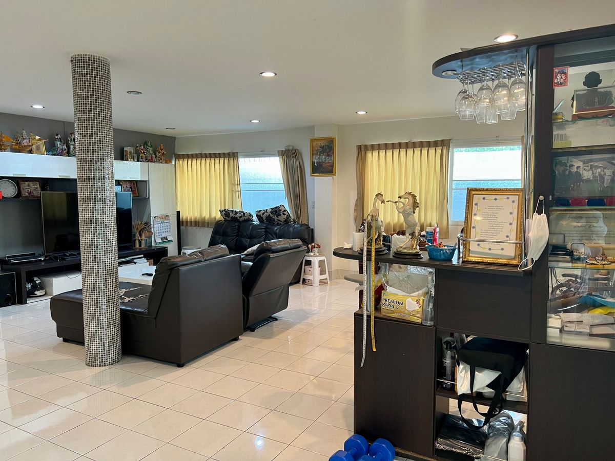 ขายบ้านเกษตร นวมินทร์ ลาดปลาเค้า : ขายบ้านเดี่ยว 3 ชั้น ทำเลทองสุคนธสวัสดิ์ พร้อมพื้นที่สวนขนาดใหญ่ เหมาะสำหรับครอบครัวใหญ่ ใกล้โรงเรียนสตรีวิทยา 2 และสิ่งอำนวยความสะดวกครบครัน