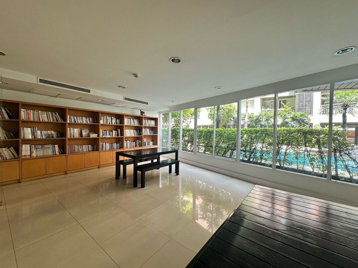 ขายคอนโดสุขุมวิท อโศก ทองหล่อ : ด่วนขายคอนโด 2 ห้องนอน ระเบียงใหญ่ วิวสระ ห้องมุม เงียบสงบเป็นส่วนตัว ยูนิตน้อย