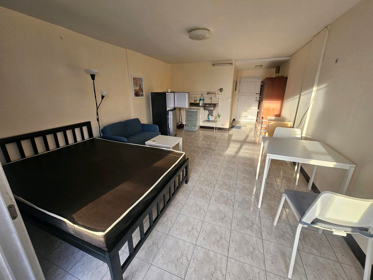 For RentCondoLadprao101, Happy Land, The Mall Bang Kapi : Condo for rent near the train. There is a swimming pool.