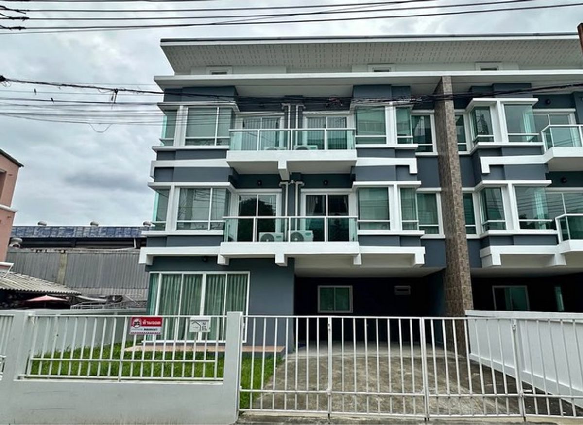 ให้เช่าทาวน์โฮมพัฒนาการ ศรีนครินทร์ : HR2872ให้เช่าโฮมออฟฟิศ 3 ชั้น หลังมุม ซอยศรีนครินทร์ 36 เดินทางสะดวกใกล้ MRT ศรีนครินทร์ 38 