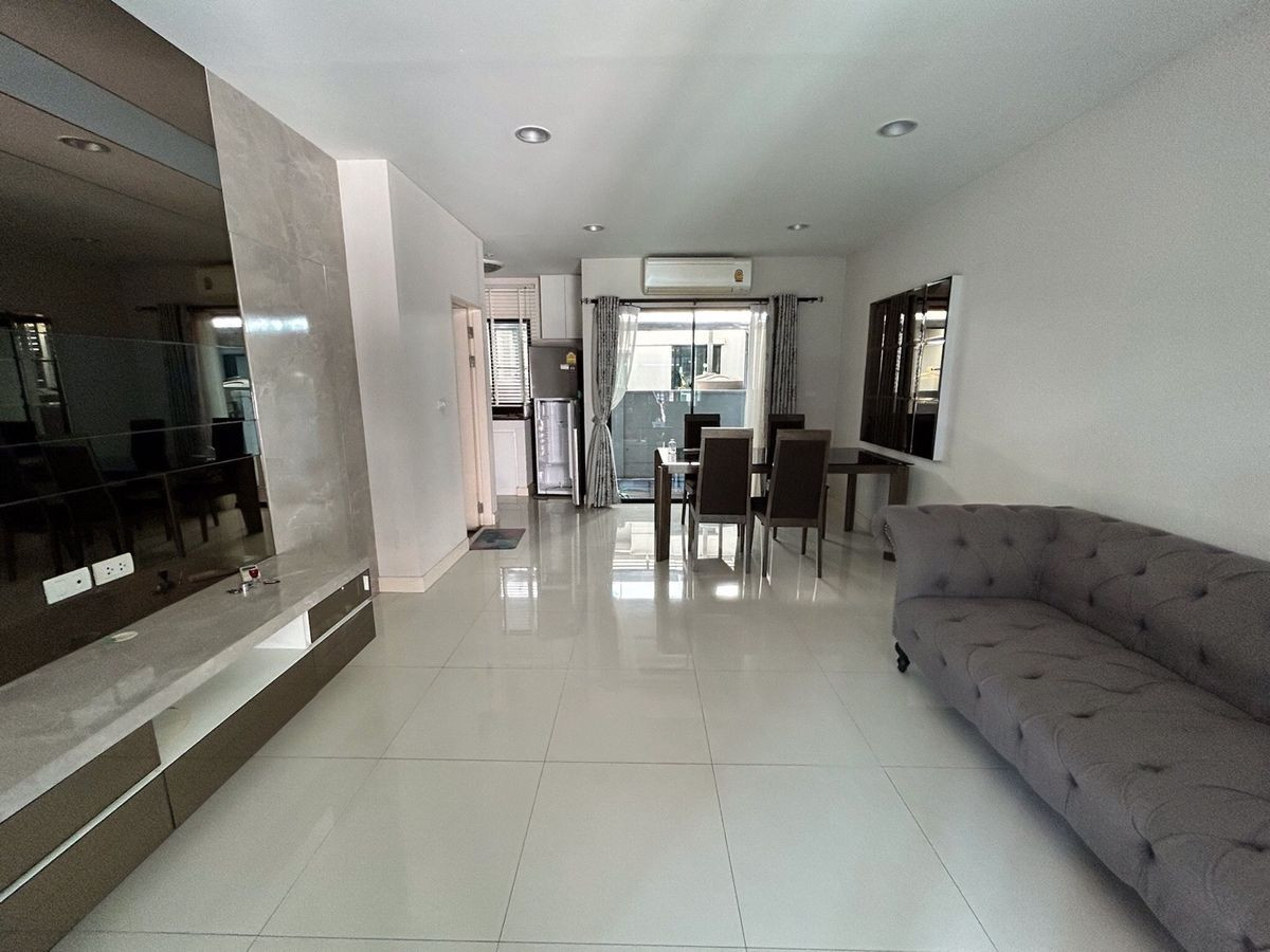 For RentHouseRattanathibet, Sanambinna : Townhome, fully furnished, near Nonthaburi bypass road, close to MRT, pet-friendly, opposite Central Plaza.