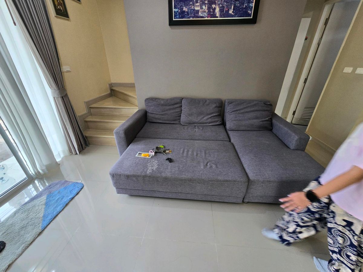 For RentHousePhutthamonthon, Salaya : Twin house, detached house (behind the corner), 4 bedrooms, 3 bathrooms, safe village, there are 24 hours of security. The house is not deep.