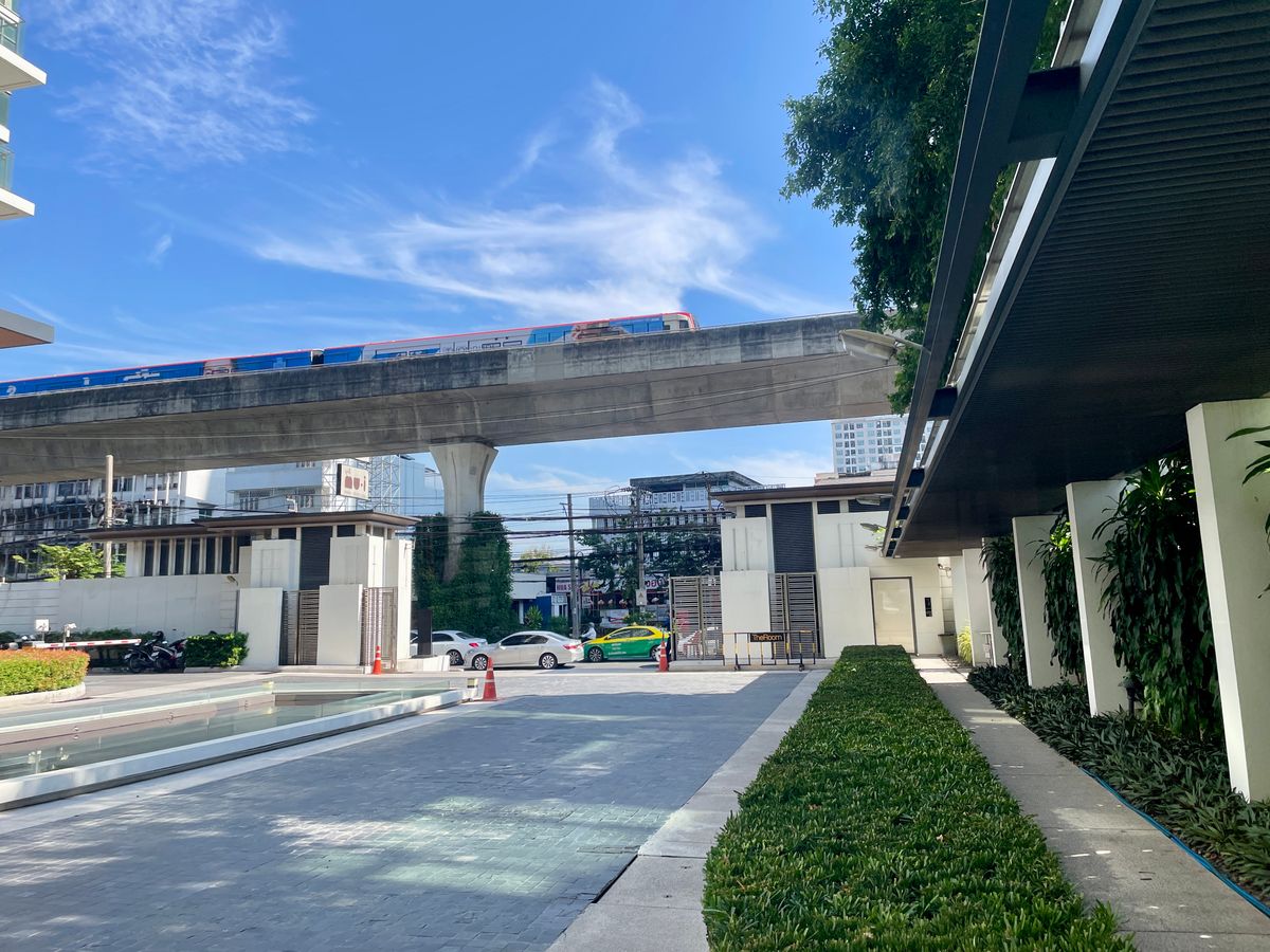 For RentCondoOnnut, Udomsuk : 🔥 For Rent the Room Sukhumvit 62 (Swimming Pool view room) next to BTS Punnawithi 0 meters.