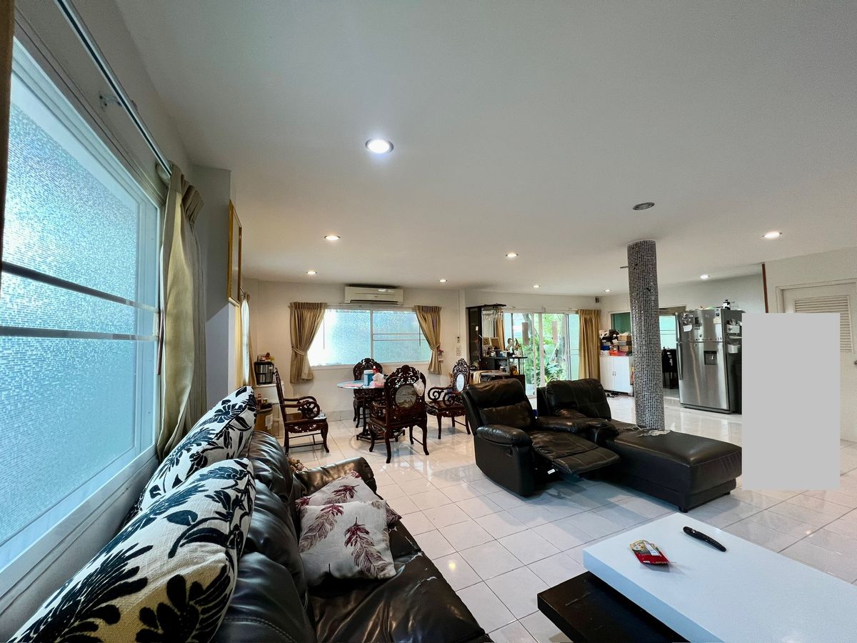 ขายบ้านเกษตร นวมินทร์ ลาดปลาเค้า : ขายบ้านเดี่ยว 3 ชั้น ทำเลทองสุคนธสวัสดิ์ พร้อมพื้นที่สวนขนาดใหญ่ เหมาะสำหรับครอบครัวใหญ่ ใกล้โรงเรียนสตรีวิทยา 2 และสิ่งอำนวยความสะดวกครบครัน