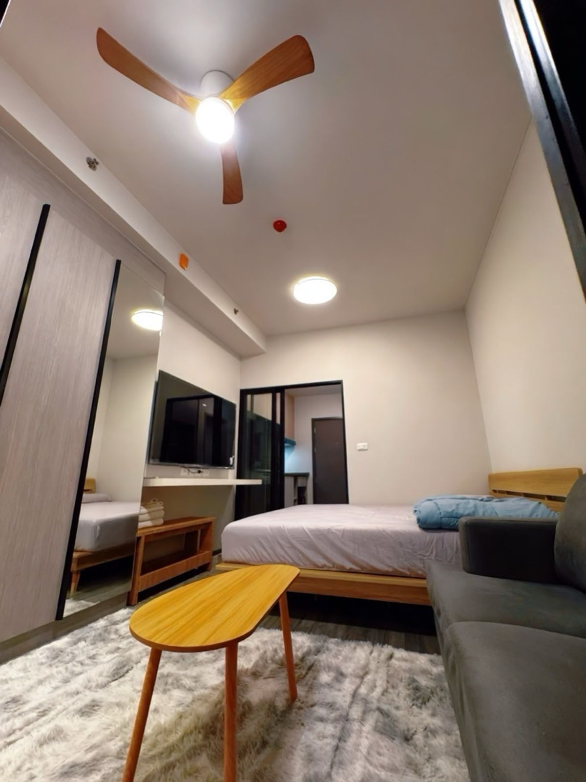 For RentCondoSeri Thai, Ramkhamhaeng Nida : 50 meters from the MRT orange line, Lam Sali Station, near The Mall Bangkapi
