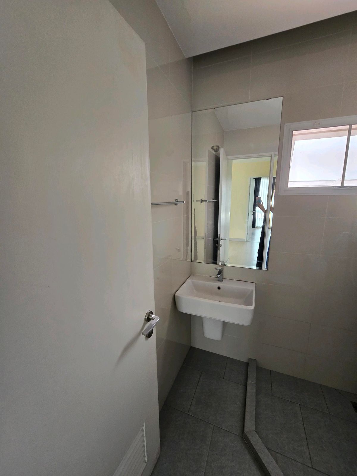 For RentHousePhutthamonthon, Salaya : Twin house, detached house (behind the corner), 4 bedrooms, 3 bathrooms, safe village, there are 24 hours of security. The house is not deep.