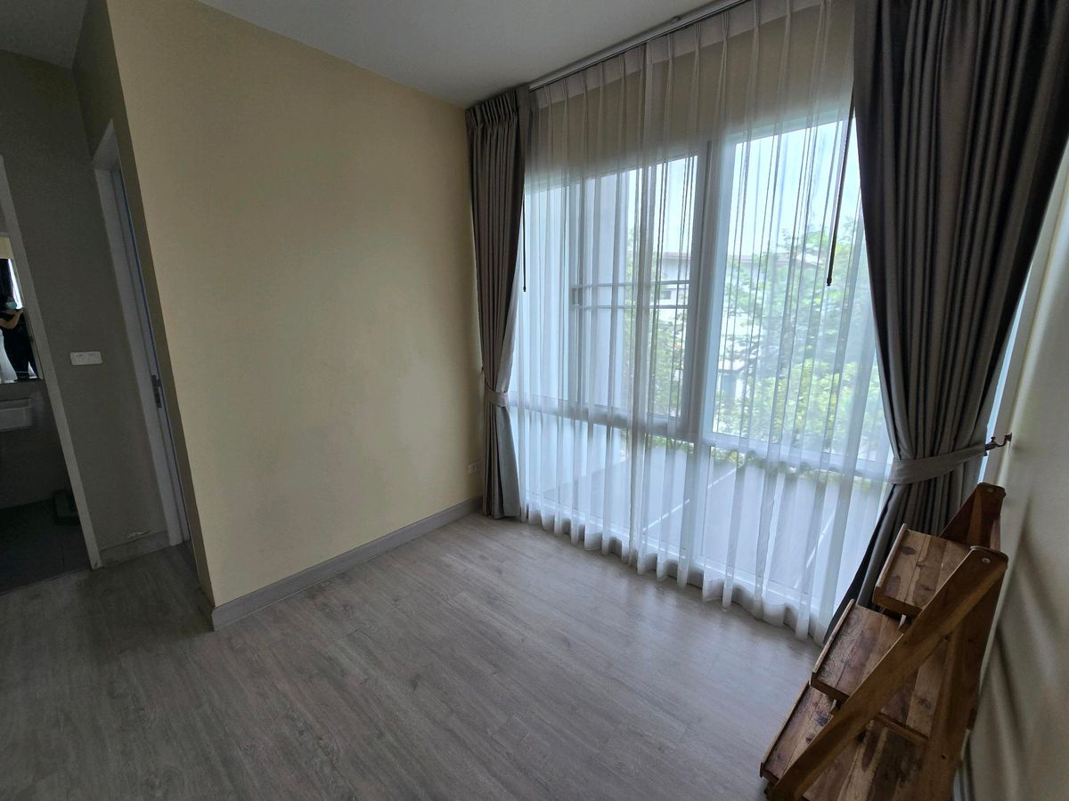 For RentHousePhutthamonthon, Salaya : Twin house, detached house (behind the corner), 4 bedrooms, 3 bathrooms, safe village, there are 24 hours of security. The house is not deep.